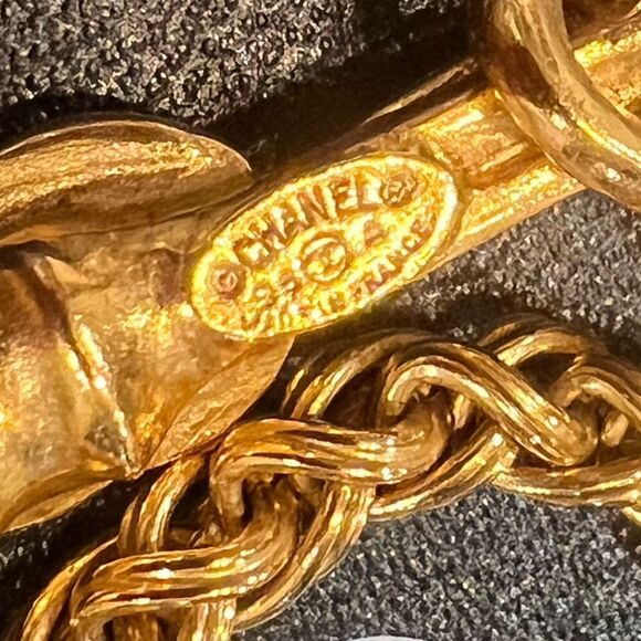 Chanel Filagree Clover Swirls Necklace - Picture 5 of 10